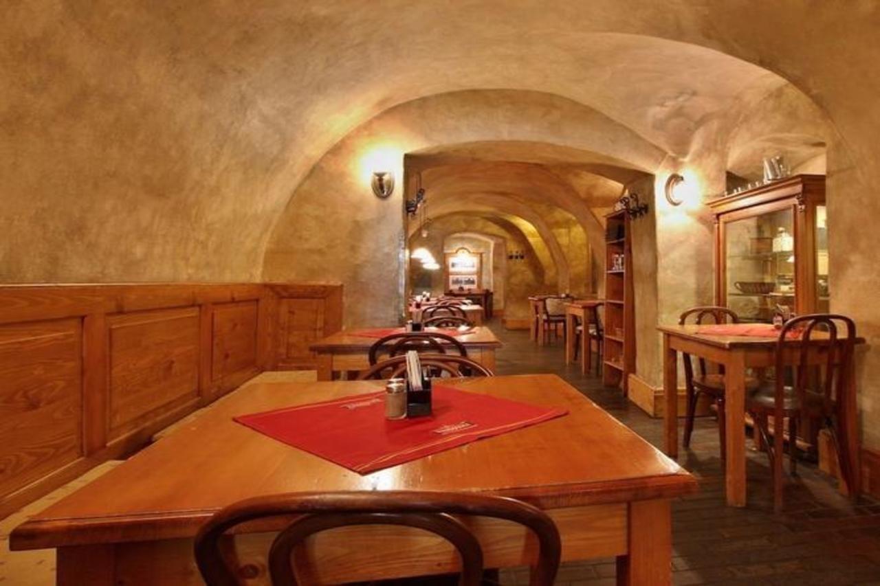 Hotel U Suteru Прага Экстерьер фото