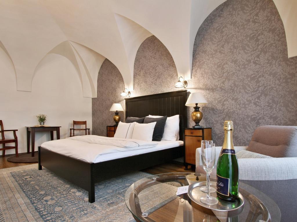 Hotel U Suteru Прага Экстерьер фото