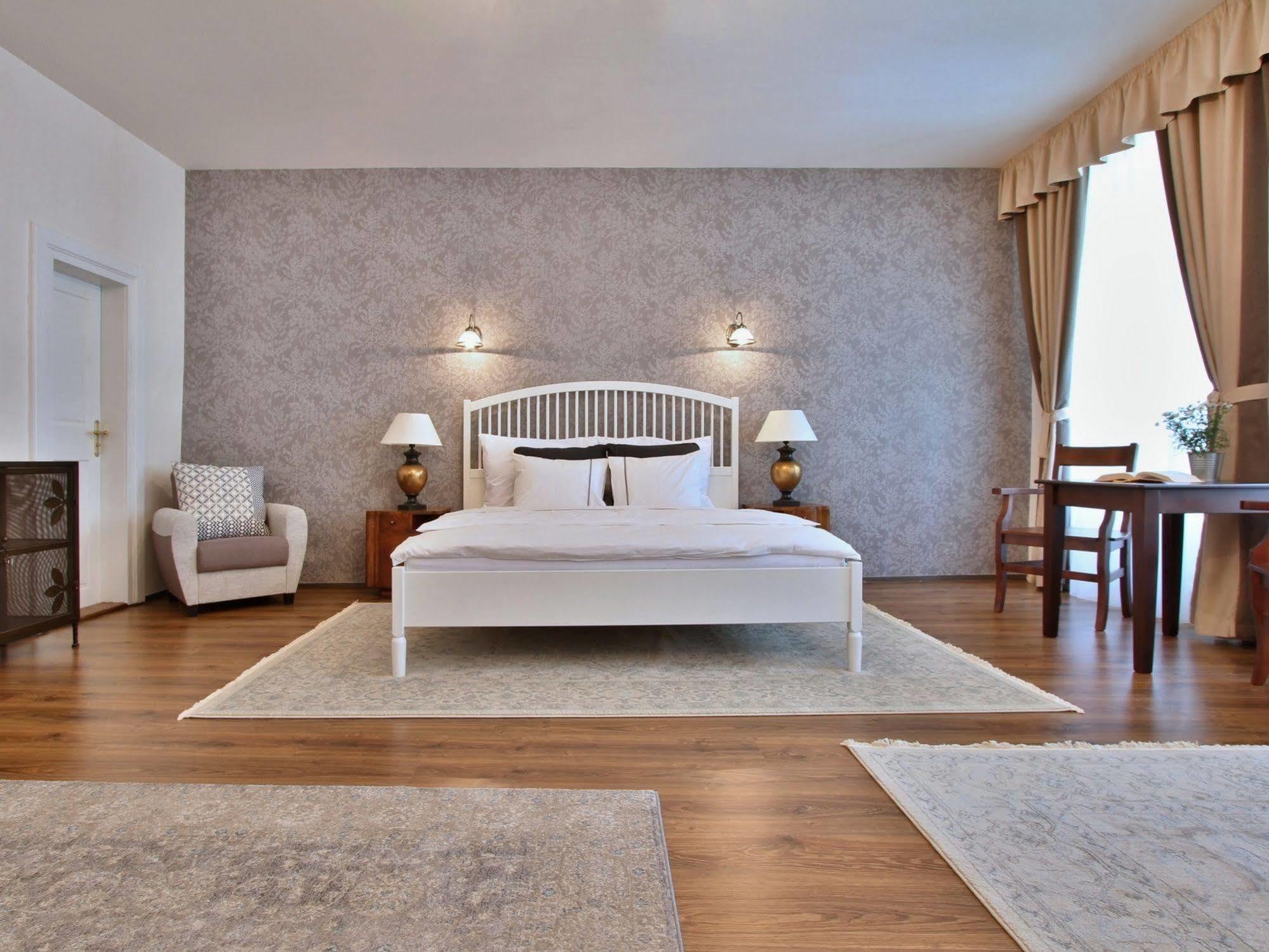 Hotel U Suteru Прага Экстерьер фото