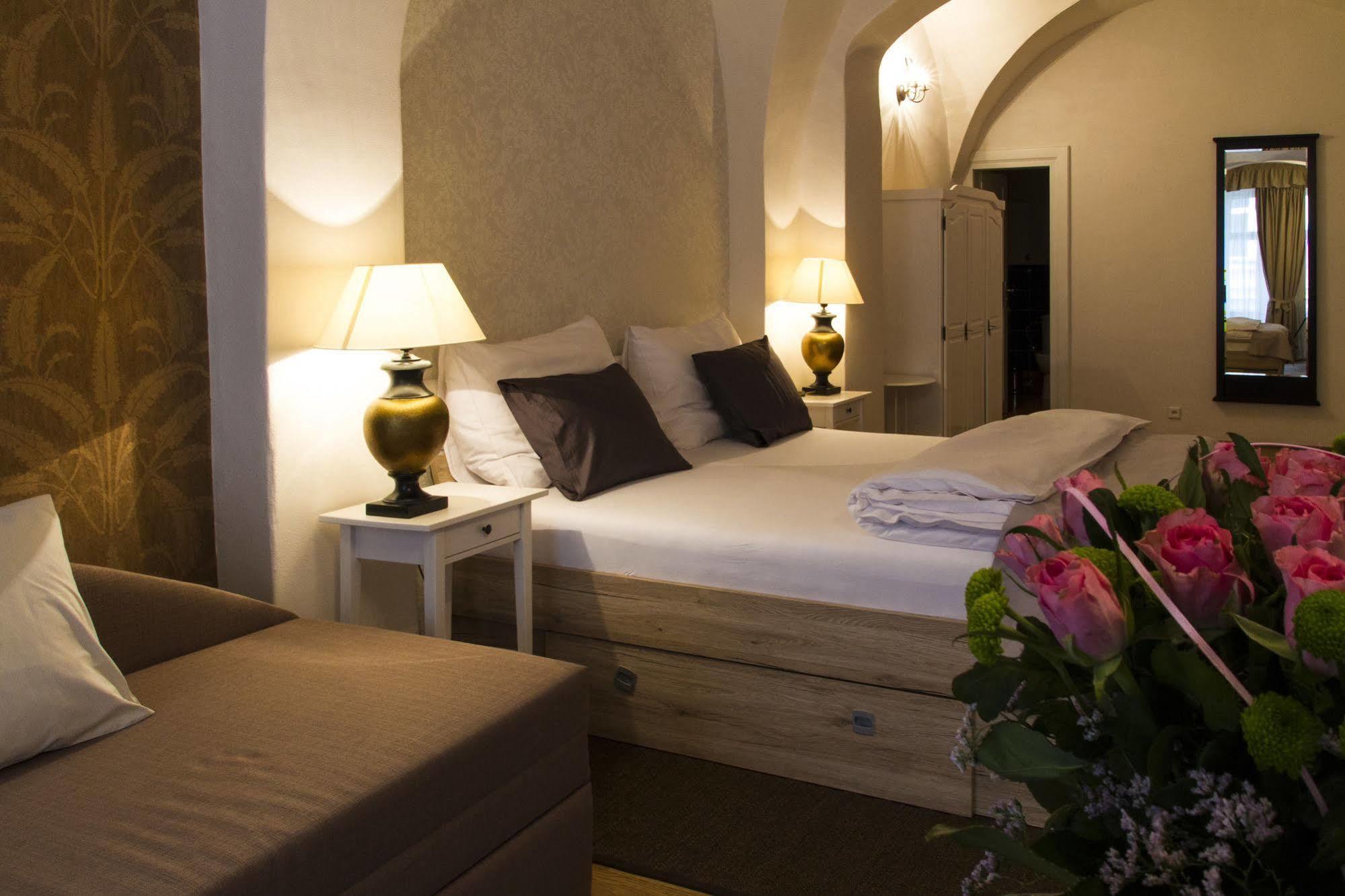 Hotel U Suteru Прага Экстерьер фото