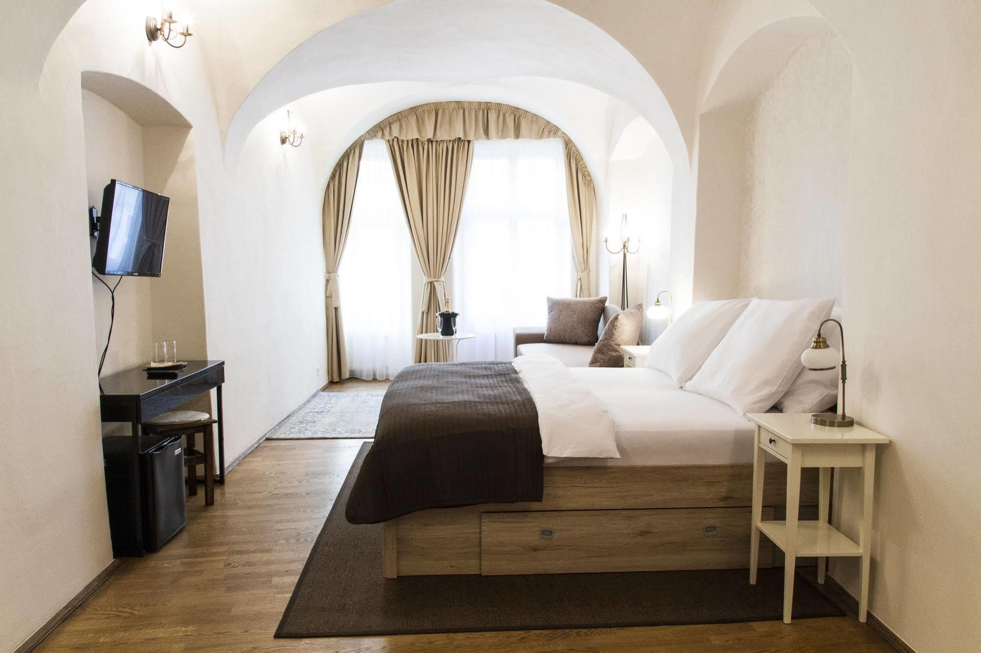Hotel U Suteru Прага Экстерьер фото