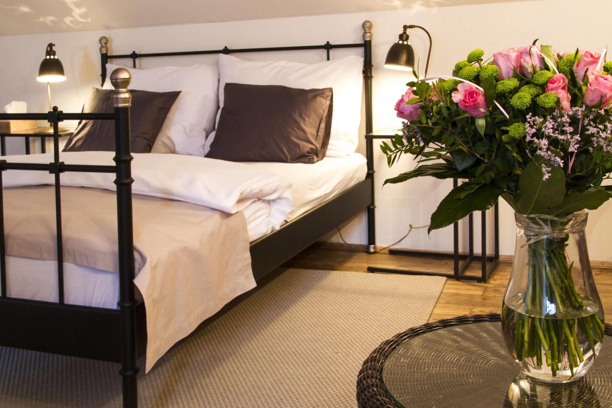 Hotel U Suteru Прага Экстерьер фото