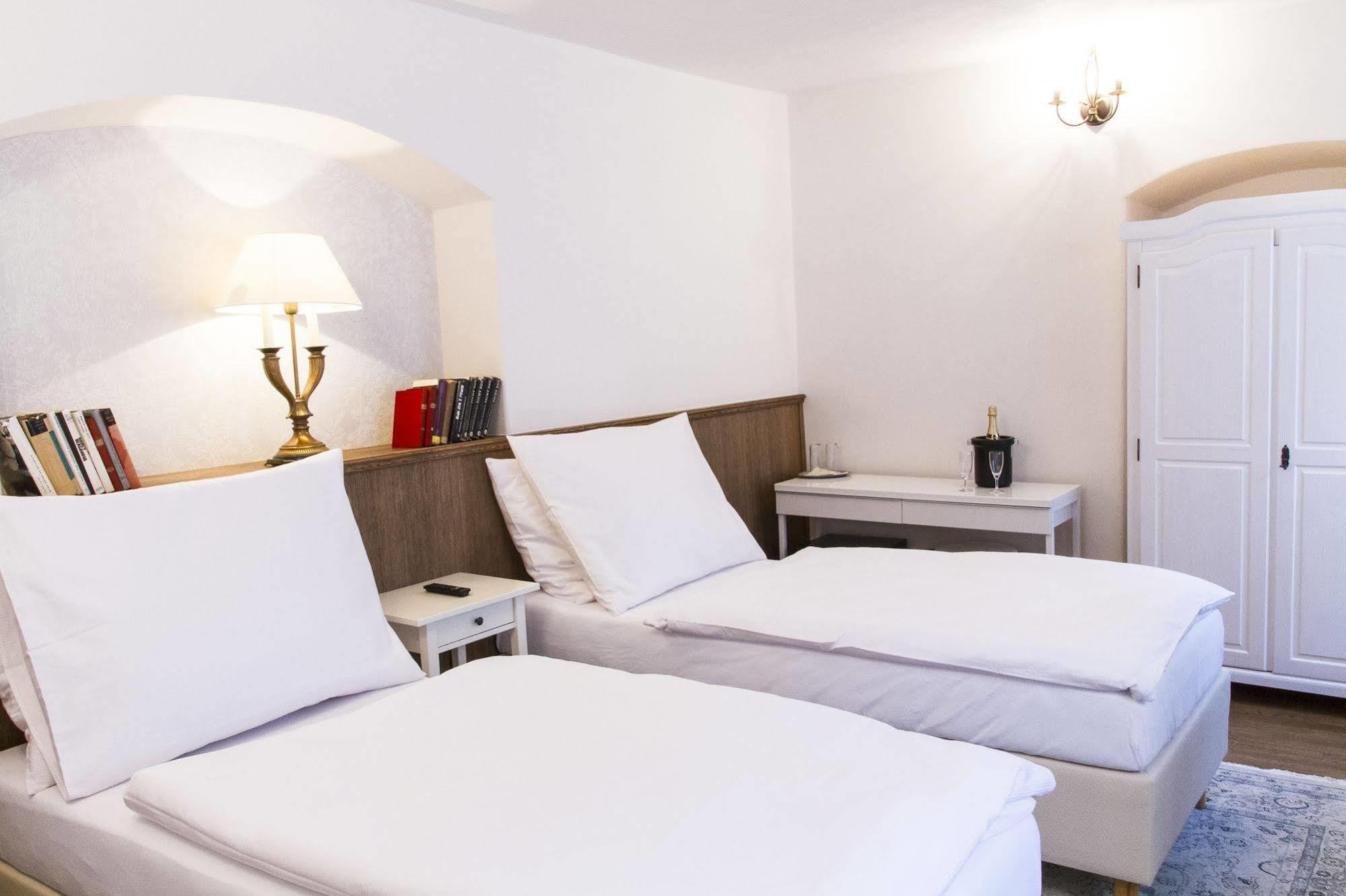 Hotel U Suteru Прага Экстерьер фото