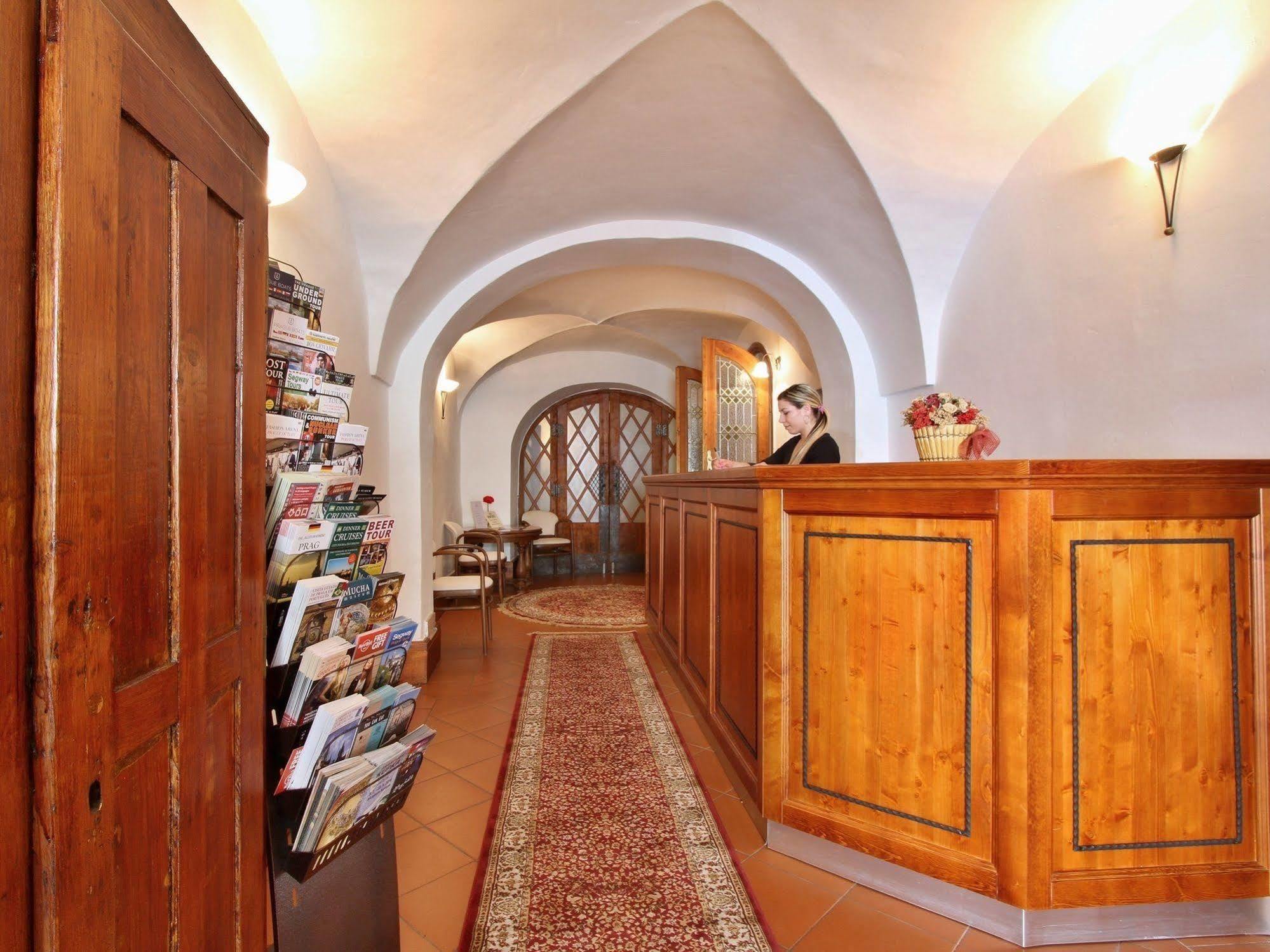 Hotel U Suteru Прага Экстерьер фото