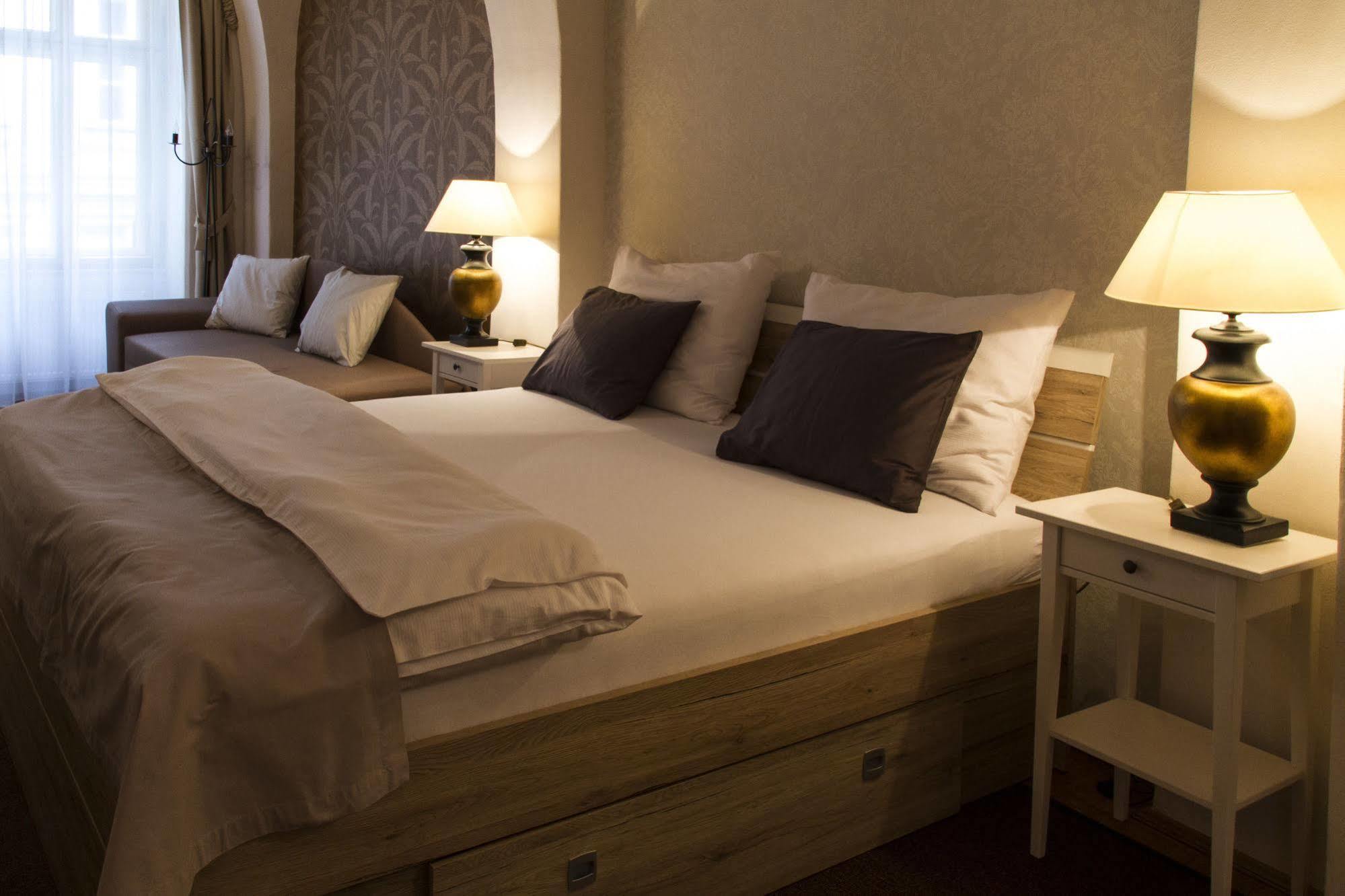 Hotel U Suteru Прага Экстерьер фото