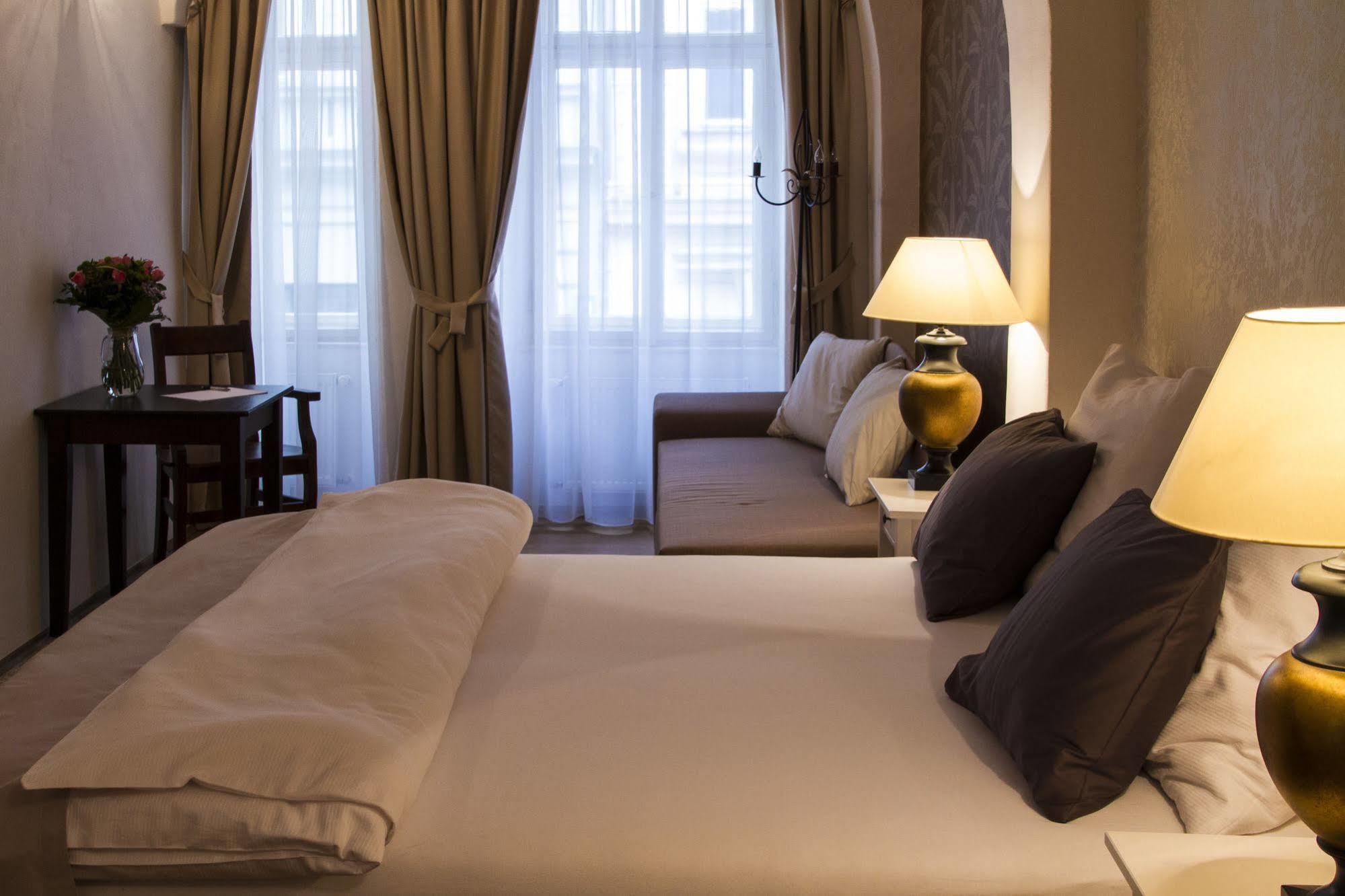 Hotel U Suteru Прага Экстерьер фото